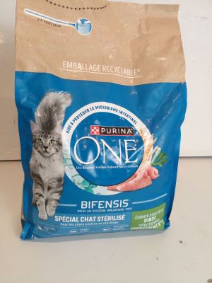 un sac de croquettes Purina One posé sur un plan de travail