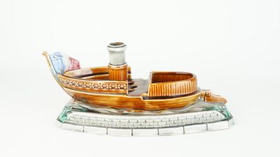 un petit bateau posé sur une table