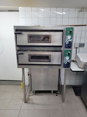 trois fours posés sur un support dans une cuisine