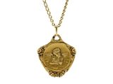 un gros plan sur un collier en or orné d'un ange