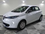 une photo d'une voiture blanche dans un showroom