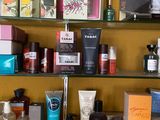 de nombreux parfums de toutes sortes exposés sur les rayons