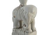 une statue d'éléphant surmontée d'un vase