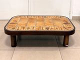 une photo d'une table basse avec un plateau en carrelage