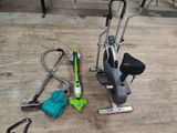 deux vélos d'appartement et un aspirateur par terre