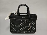 un petit sac à main noir orné de clous argentés sur la poignée