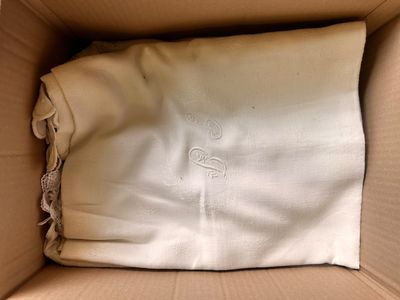une boîte contenant un oreiller