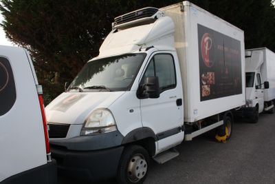 deux camions blancs garés l'un à côté de l'autre sur le bord de la route