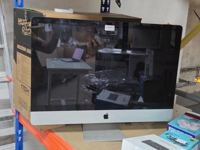 un écran d'ordinateur posé sur une table dans un magasin