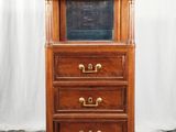 une photo d'une commode en bois avec un plateau en verre