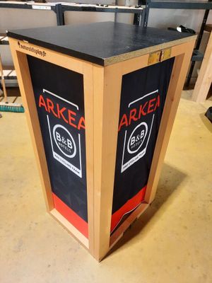 une boîte en bois sur laquelle est accrochée une pancarte portant l'inscription « arkex »
