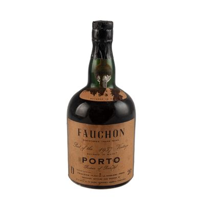 une bouteille de rhum Porto sur fond blanc