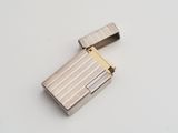 un briquet posé sur une surface blanche
