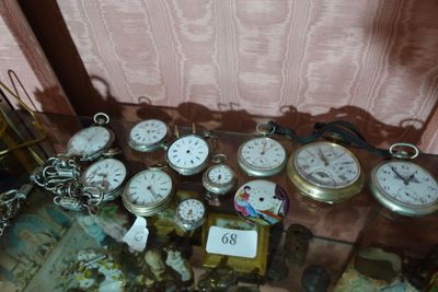 de nombreux types d'horloges posées sur une table en verre