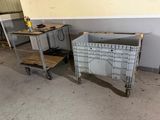 une caisse métallique et une table en bois dans une pièce