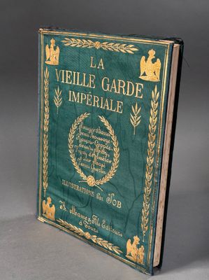 un vieux livre posé sur une table sur une surface grise