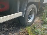 un camion garé sur le côté de la route