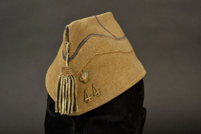 un chapeau orné d'un pompon, posé sur une tête de mannequin