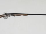 le fusil est accroché au mur et prêt à l'emploi
