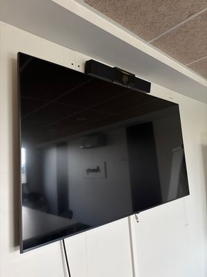 un téléviseur à écran plat fixé au mur d'une pièce