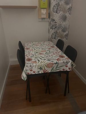 1 Table 4 Chaises 2 Étagères 1 Poubelle grise 1 Poubelle