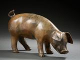 sculpture en bronze représentant un cochon sur une surface grise