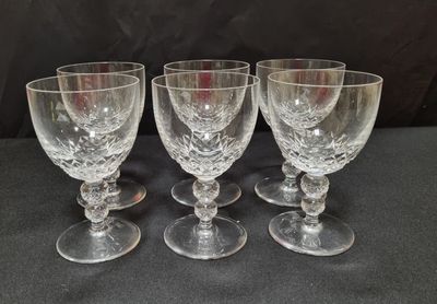 quatre verres à vin transparents posés sur une table noire