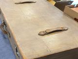 une valise posée sur une table dans une pièce