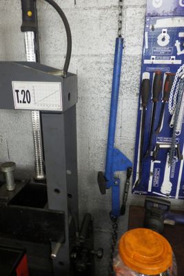 une machine qui se trouve dans une pièce où sont rangés des outils
