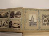un livre ouvert sur lequel figurent des images de bâtiments