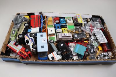 une boîte en carton remplie de petites voitures et de petits camions