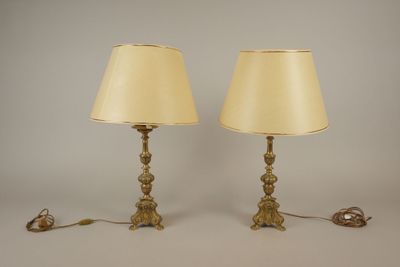 Paire de pique-cierges en bronze reposant sur une base tripo…