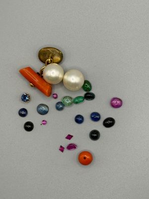beaucoup de perles et un bouton sur un fond blanc