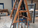 plusieurs pièces de bois sont empilées dans un bâtiment