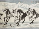 tableau représentant quatre chevaux galopant dans la neige, avec des montagnes en arrière-plan