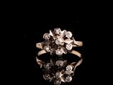 gros plan d'une bague en diamant sur une surface noire