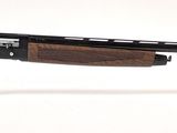le fusil repose sur un support transparent posé sur une surface blanche