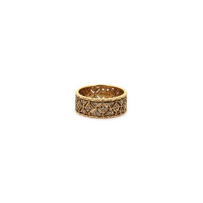 gros plan d'une bague en or sur fond blanc