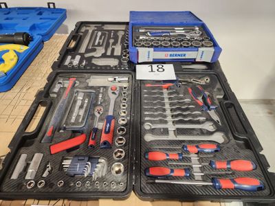 beaucoup d'outils dans la mallette posée sur la table