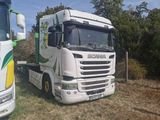 deux camions garés l'un à côté de l'autre dans l'herbe