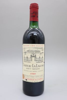 une bouteille de vin rouge posée sur une table blanche