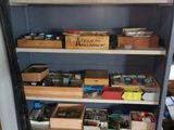 une étagère remplie d'objets hétéroclites dans un garage