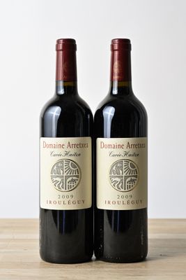 deux bouteilles de vin rouge posées sur une table en bois