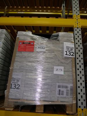 une palette chargée de nombreux cartons dans un entrepôt