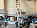 une échelle appuyée contre un mur dans un garage