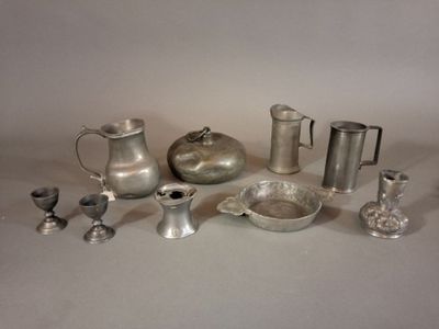 beaucoup d'objets en argent qui se trouvent sur la table