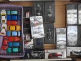une valise violette remplie de jouets divers et d'autres objets