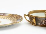 une tasse et une soucoupe placées l'une à côté de l'autre sur une table