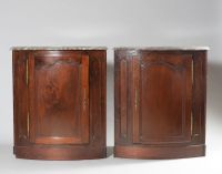 Paire d'encoignures en acajou mouluré ouvrant par une porte …