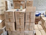 de nombreux cartons empilés les uns sur les autres dans un entrepôt
